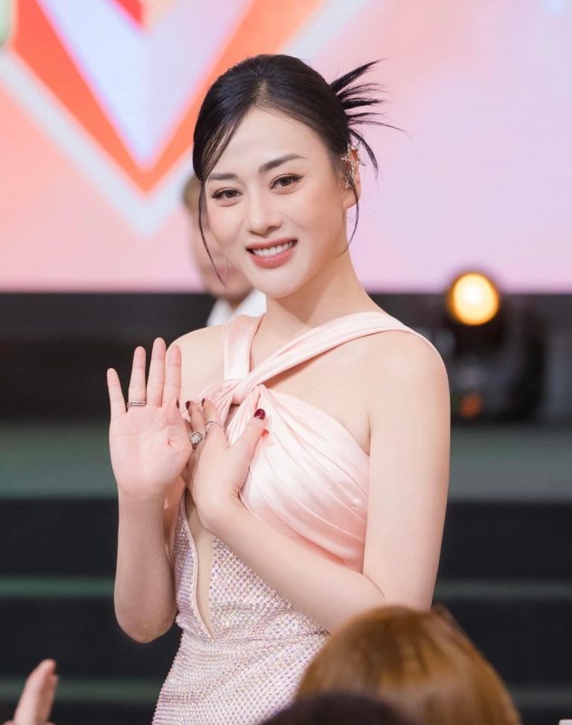 Gái Xinh Mặc Váy Ngắn Vẻ Đẹp Vượt Thời Gian Và Sức Mạnh Truyền Cảm Hứng Trong Xã Hội Hiện Đại