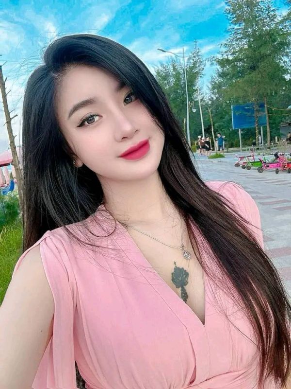 Ảnh Chân Con Gái Đẹp Tỏa Sáng Trong Mùa Hè Với Phong Cách Đặc Trưng